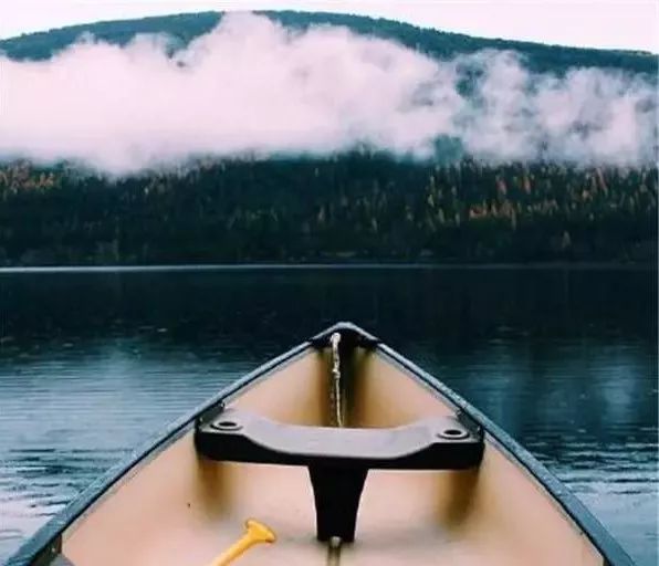 水深波浪静，人贵声音低