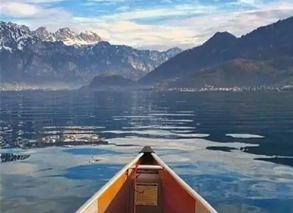 水深波浪静，人贵声音低