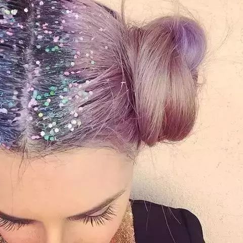 赵薇曾经凭借一部还珠格格而爆火,赵薇1998年和还珠格格的不解之缘