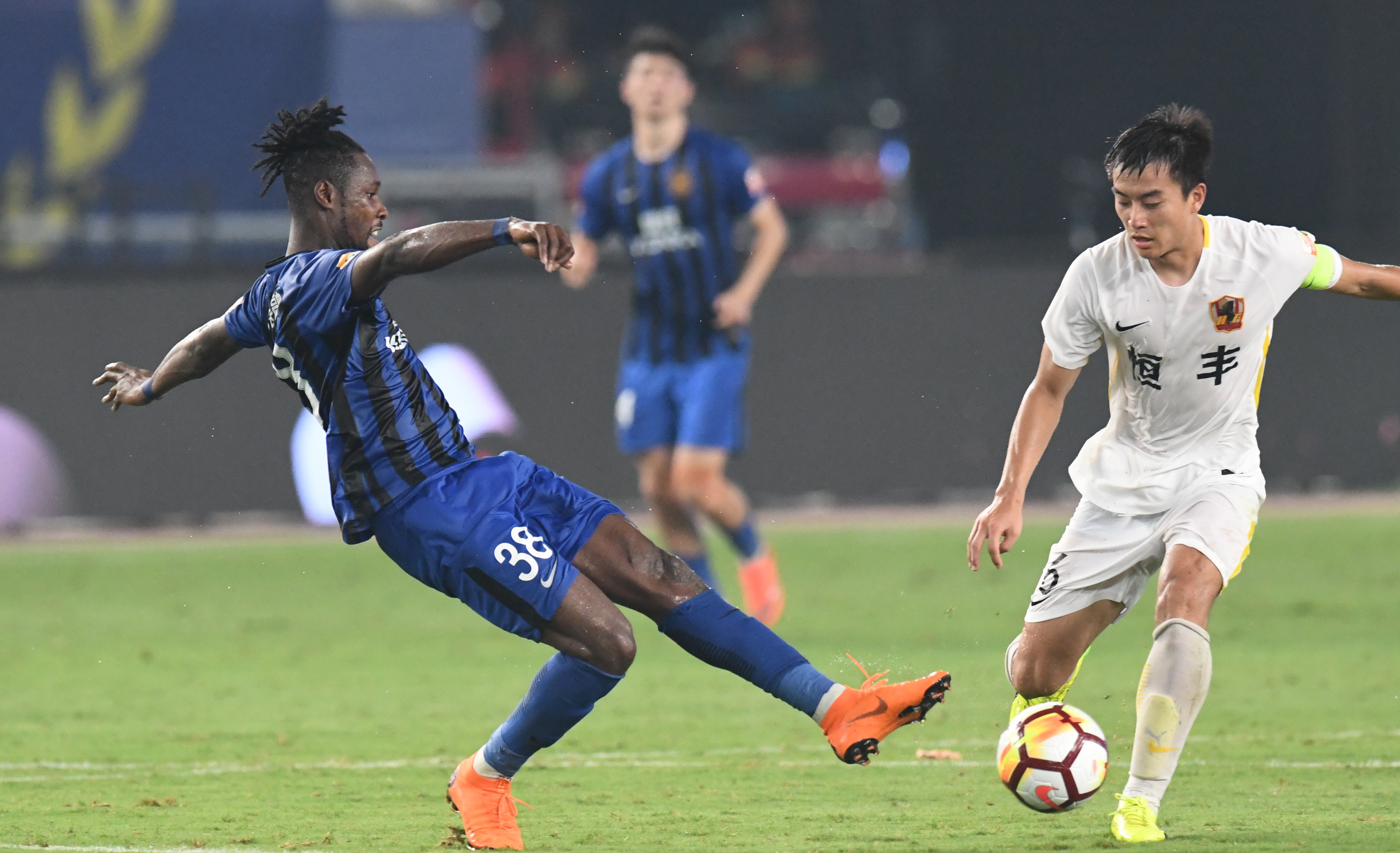 江苏苏宁前锋博阿基耶,苏宁足球吴曦