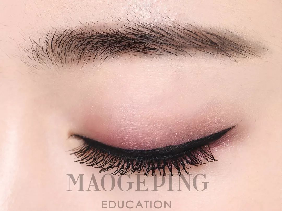 如何用眼影画整个眼妆,画完眼影上粉底