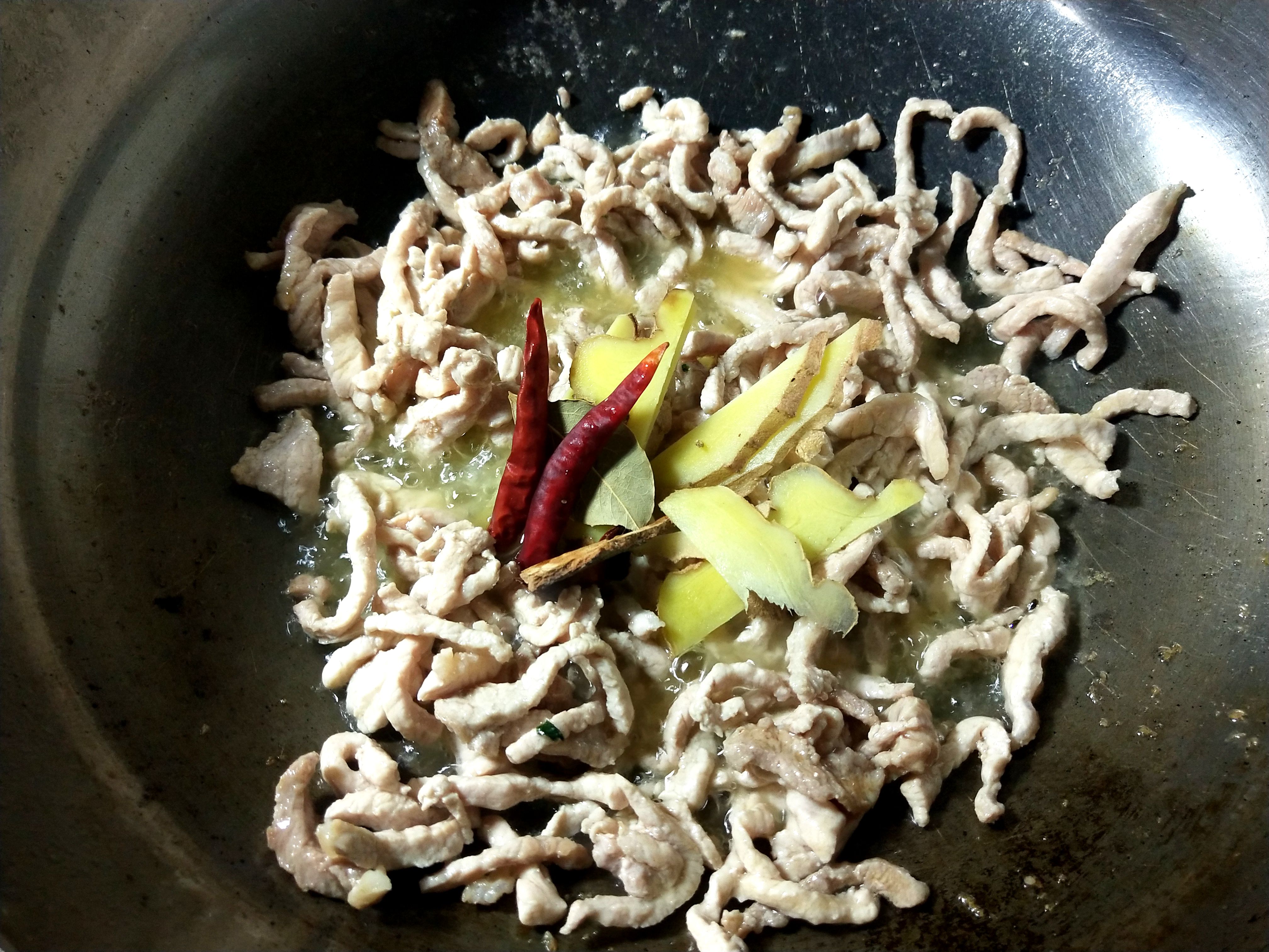 炸肉酱可以放什么菜,怎么才能让肉酱炸出来有嚼劲