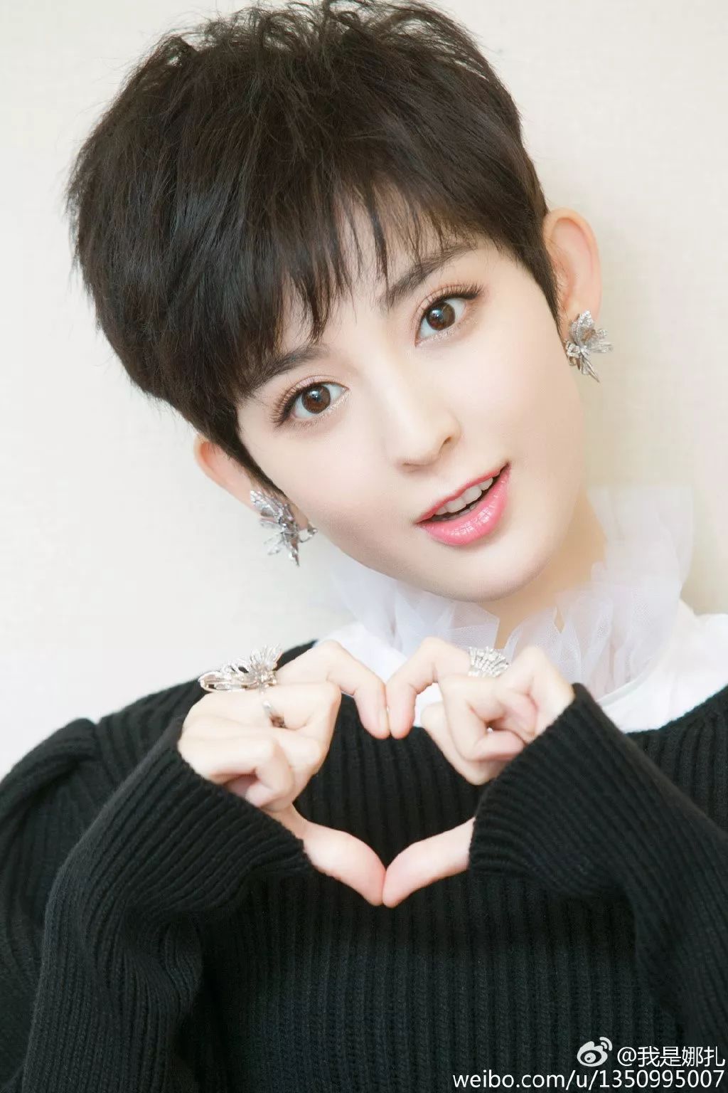 阚清子短发中分两股编发教程,阚清子同款短发发型适合什么脸型