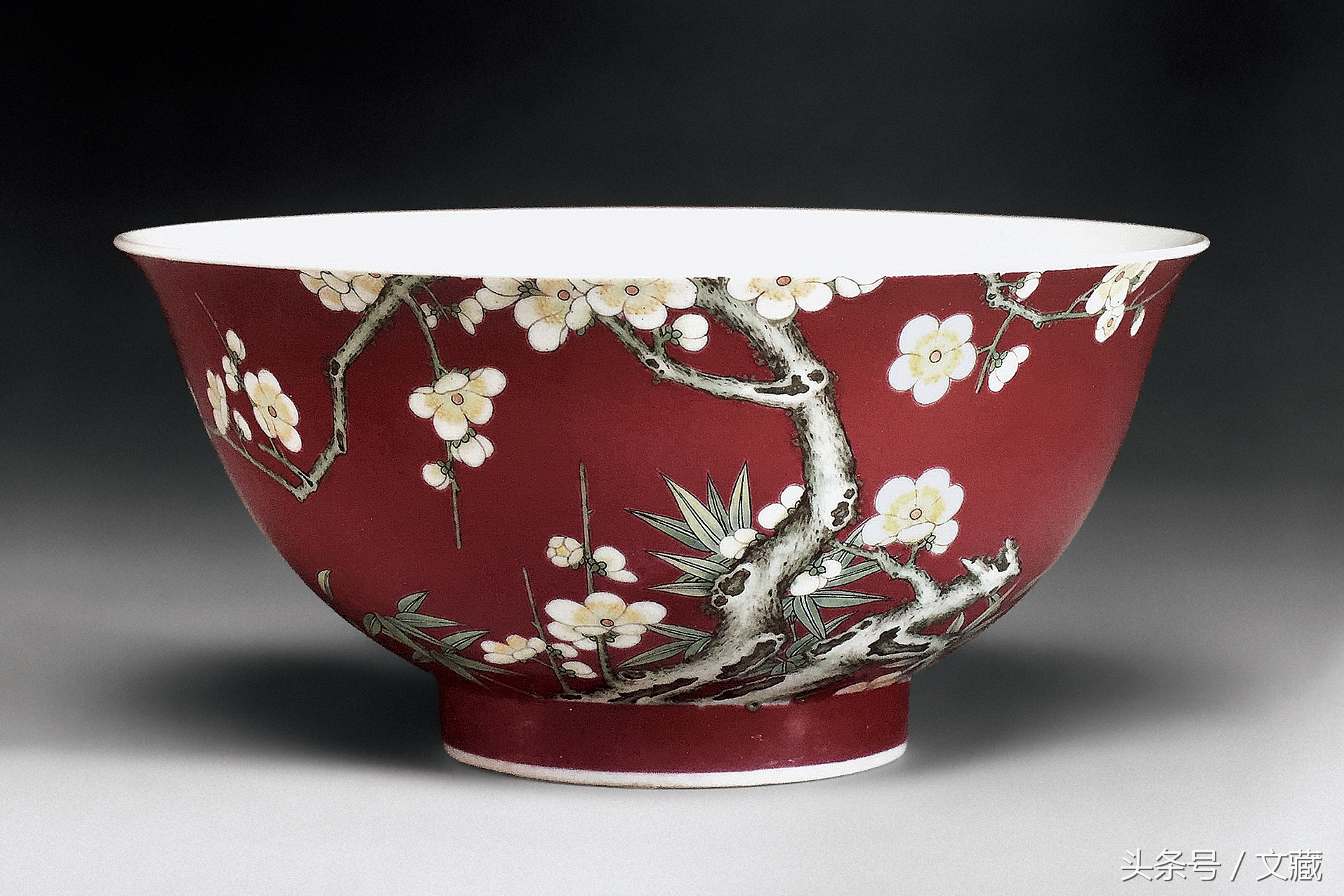 瓷胎画珐琅彩图案上有网格纹,清宫珐琅彩精美瓷盘图片欣赏