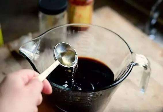 红酒开瓶后剩下的能做什么用,过期红酒利用生活小妙招