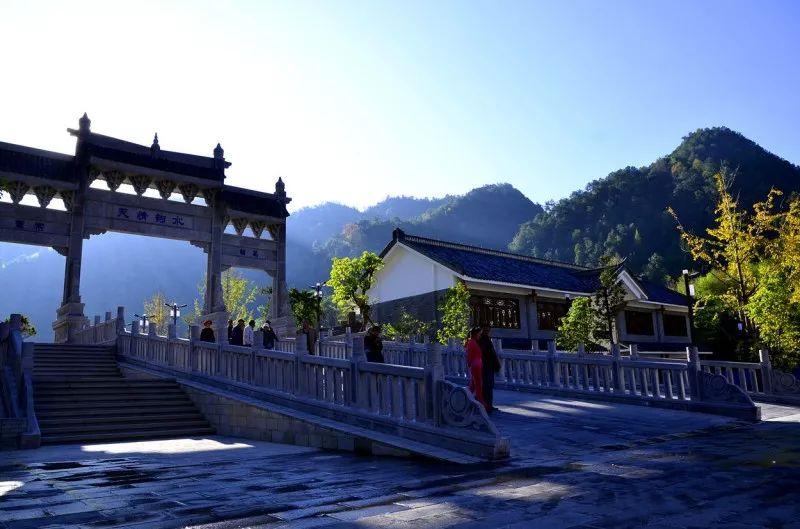 入秋时节，寻一抹火山热海治愈蓝