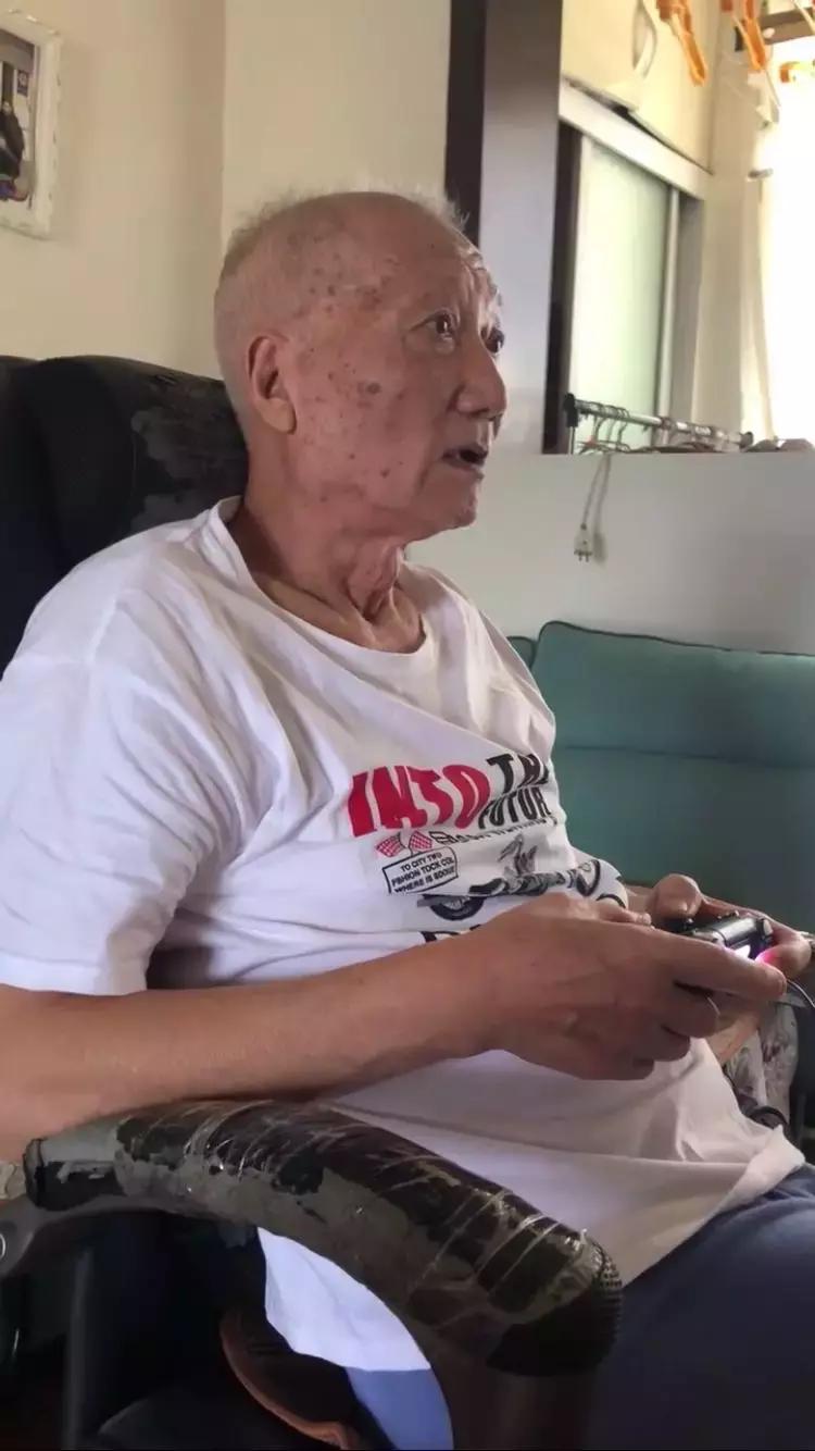 80岁老爷爷玩王者游戏,83岁游戏老爷爷