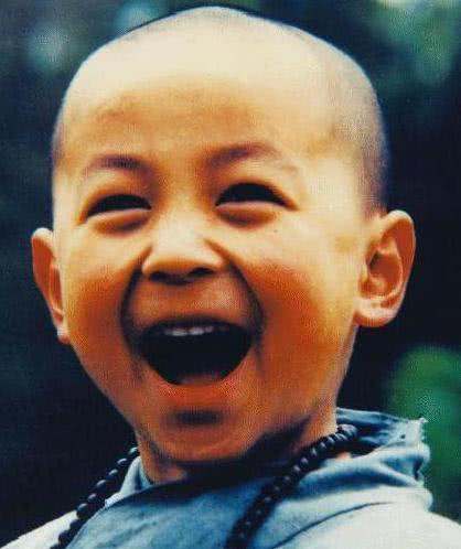 释小龙叼奶嘴打拳有劲,释小龙年轻的视频