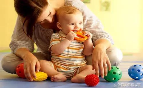 宝宝吃手应该制止吗,儿童喜欢舔玩具怎么纠正