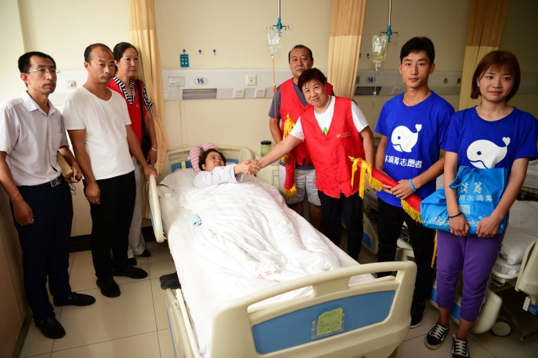 原先你帮别人，现在我们帮你，她躺在病床上为何流出喜悦的泪水？