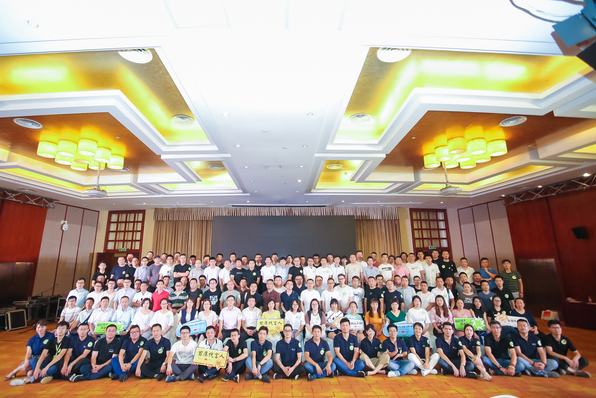 太skr，曼瑞德聘请十位“超级服务员”专门做这件事！