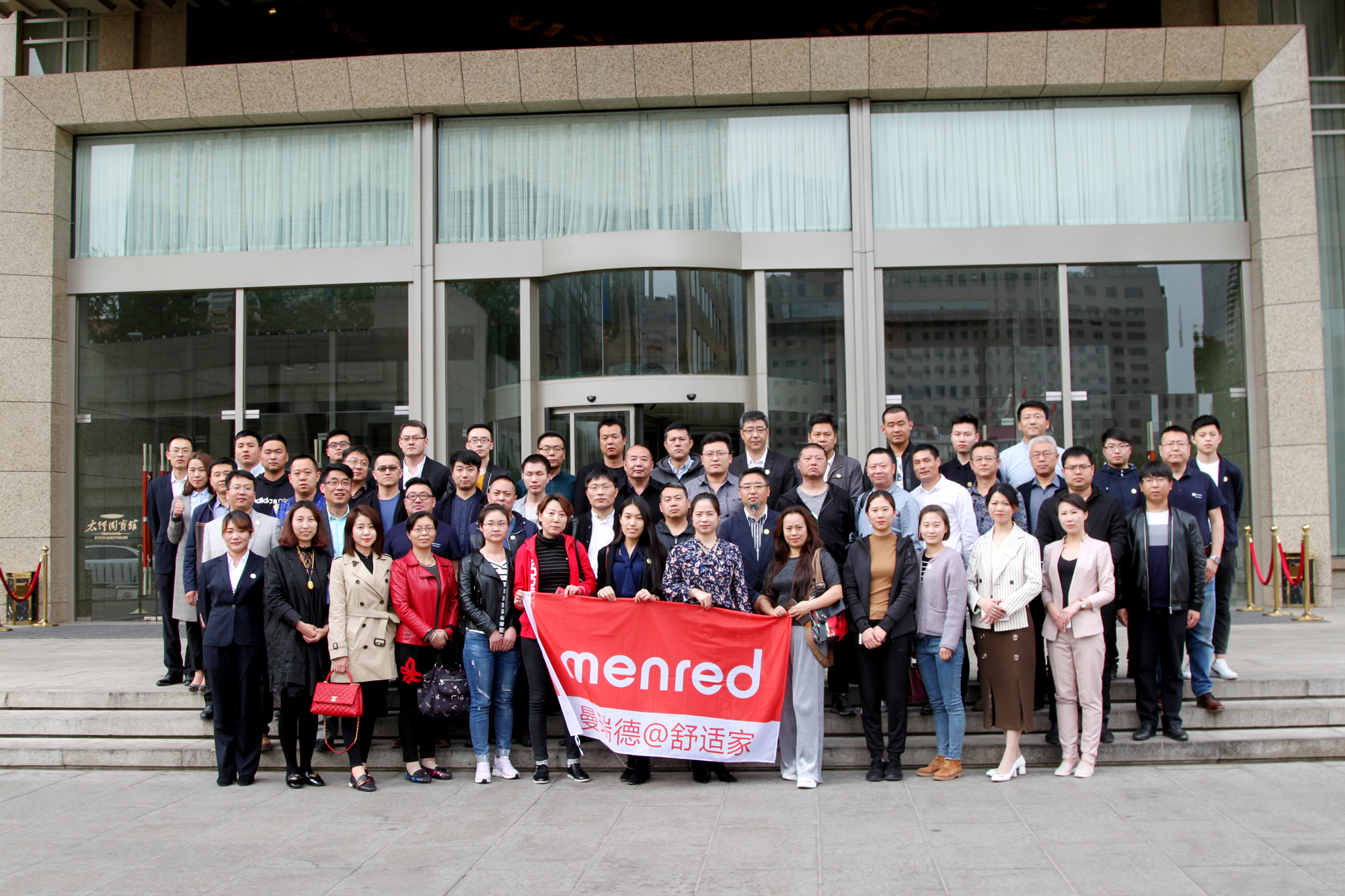 太skr，曼瑞德聘请十位“超级服务员”专门做这件事！