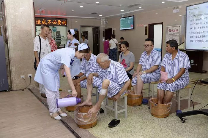 沐足三个穴位,洗足中医按摩手法教程