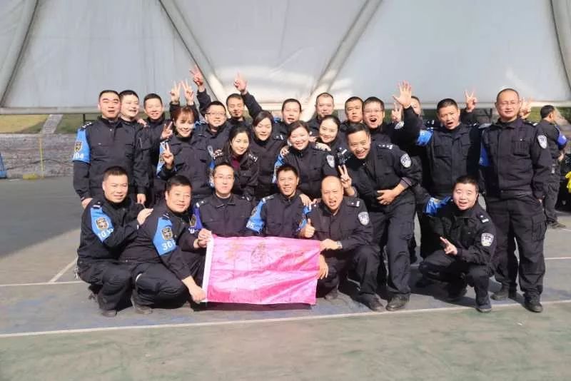 全城鸣笛送牺牲英雄回家,全城出租车送别牺牲民警