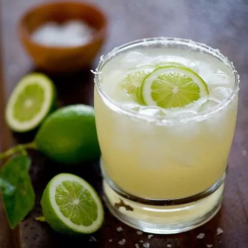 能装各种冷饮的保温杯,还是金球奖伴手礼