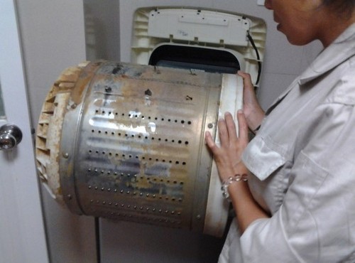 洗衣机把衣服洗黄,用洗衣机洗衣服变臭