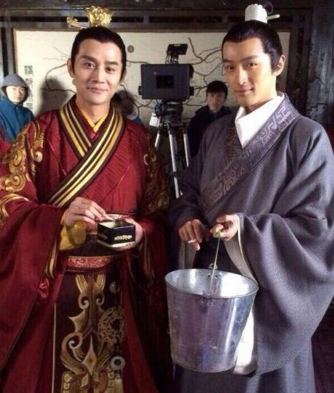 胡歌与冯小刚,冯小刚一般抽多少钱一包的香烟