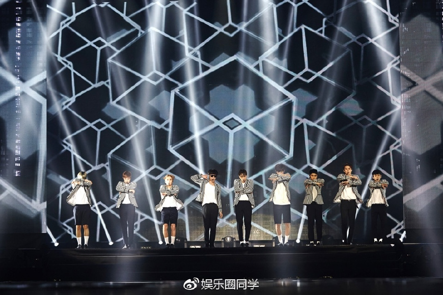 exo爱丽六周年演唱会,为什么exo演唱会爱丽棒会自动变色