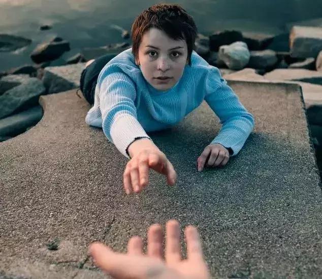 吃东西被噎住的方法叫什么名字,吃东西被噎住自救方法搞笑