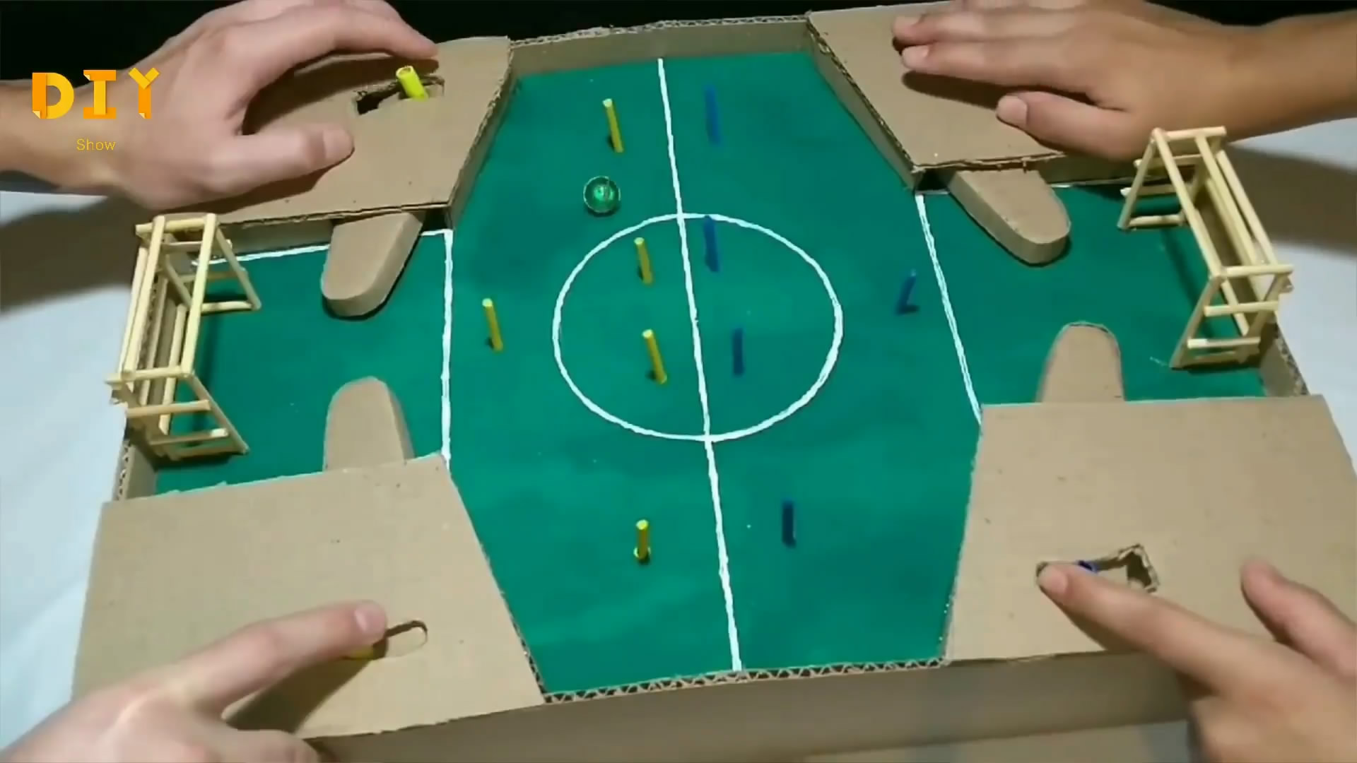 如何用纸板制作弹球游戏,手工达人用纸板自制足球游戏