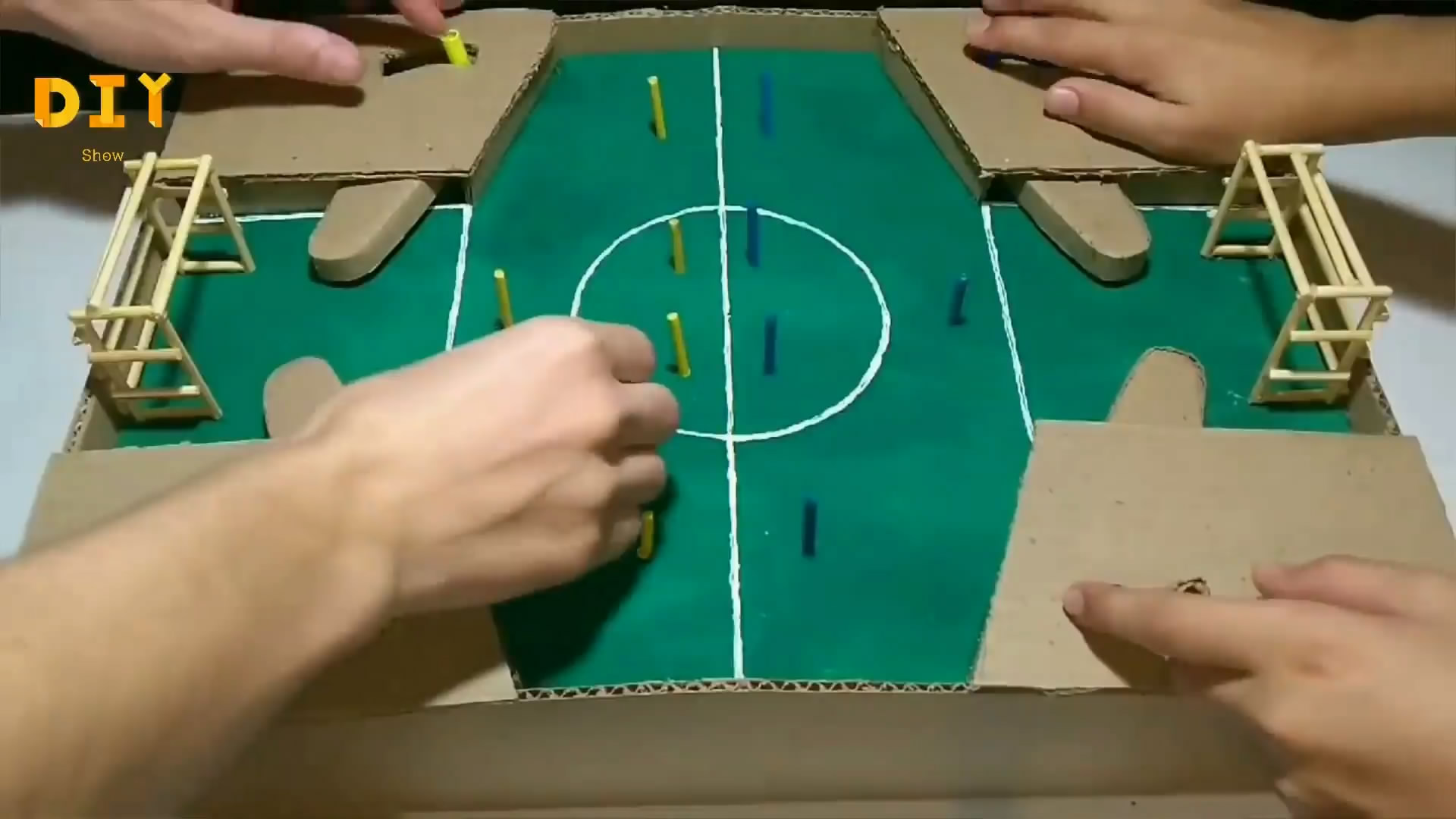 用一个废旧纸箱怎么做踢足球游戏,如何用纸盒制作桌面足球游戏