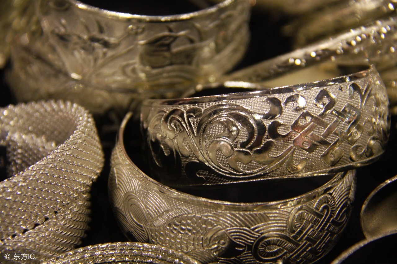 刚买的纯银饰品变黑了,新买的银首饰是黄色的怎么回事