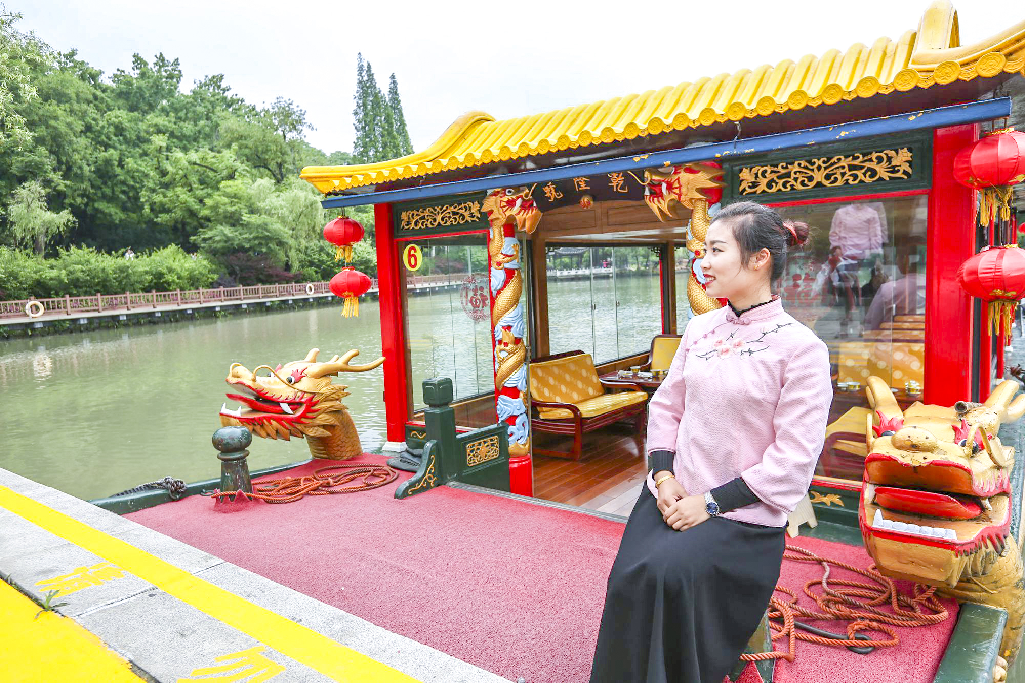 外出旅游跟团好还是自由行划算,跟团旅游有什么缺点