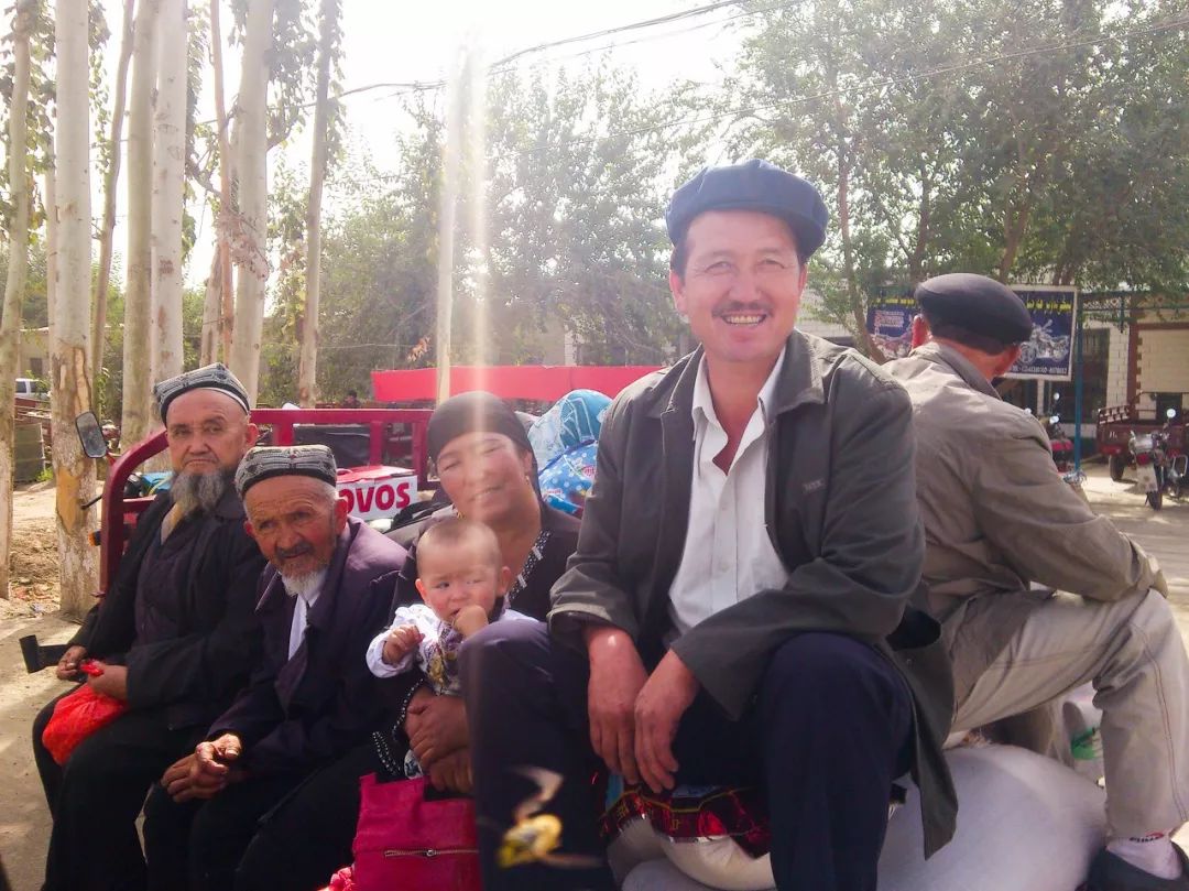 为什么少数民族衣服花里胡哨,为什么少数民族都有服装