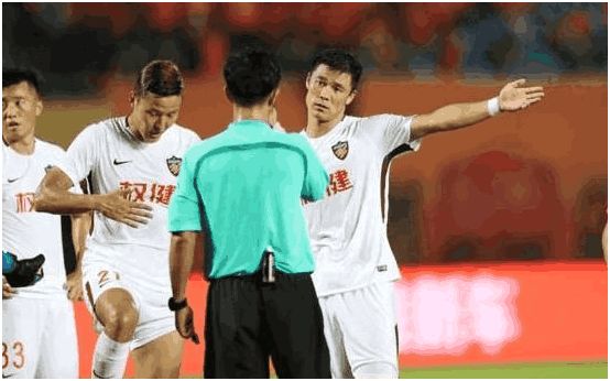 一时冲动！前国脚亲手毁掉一场胜利，这一动作难逃足协重罚