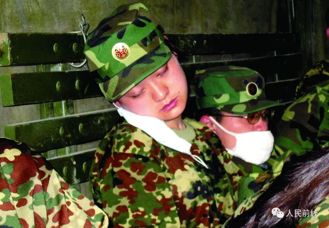 汶川抗震救灾真实影像,十年前汶川地震15名勇士跳伞