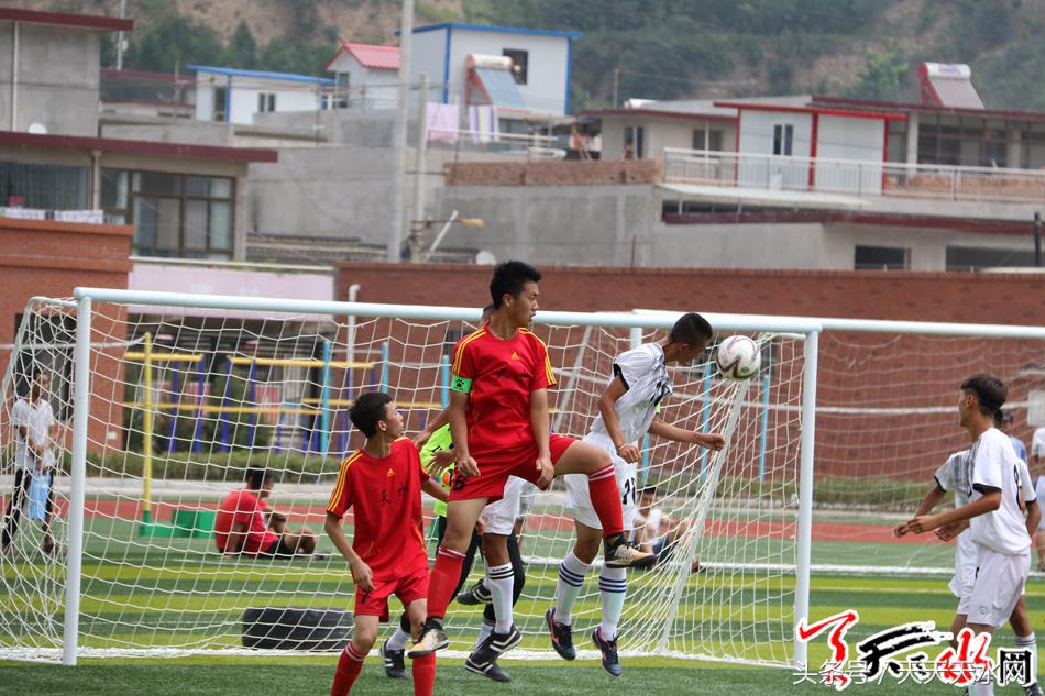 记者采访校运会运动员,天水市第五届运动会足球比赛