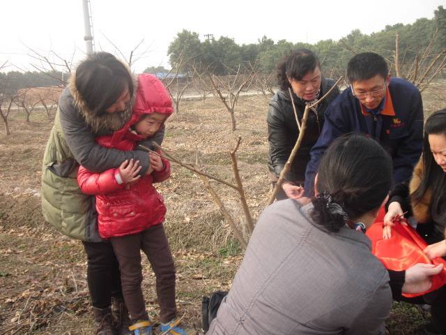 俗话说宁可男大一轮不可女大一成,农村老话男凹女凸不寡就孤