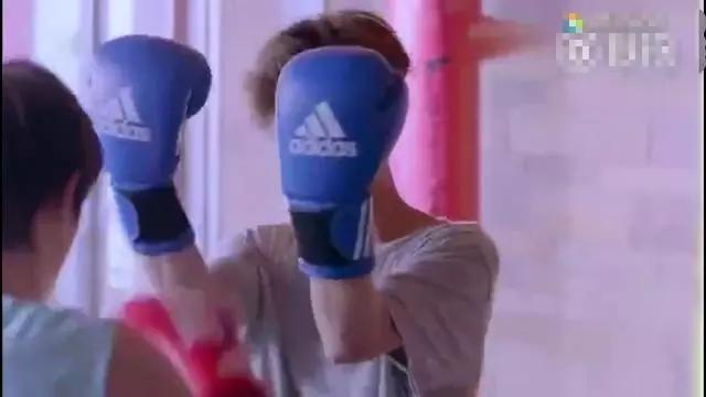 鹿晗踢球应援震惊全场,鹿晗粉丝疯狂围堵