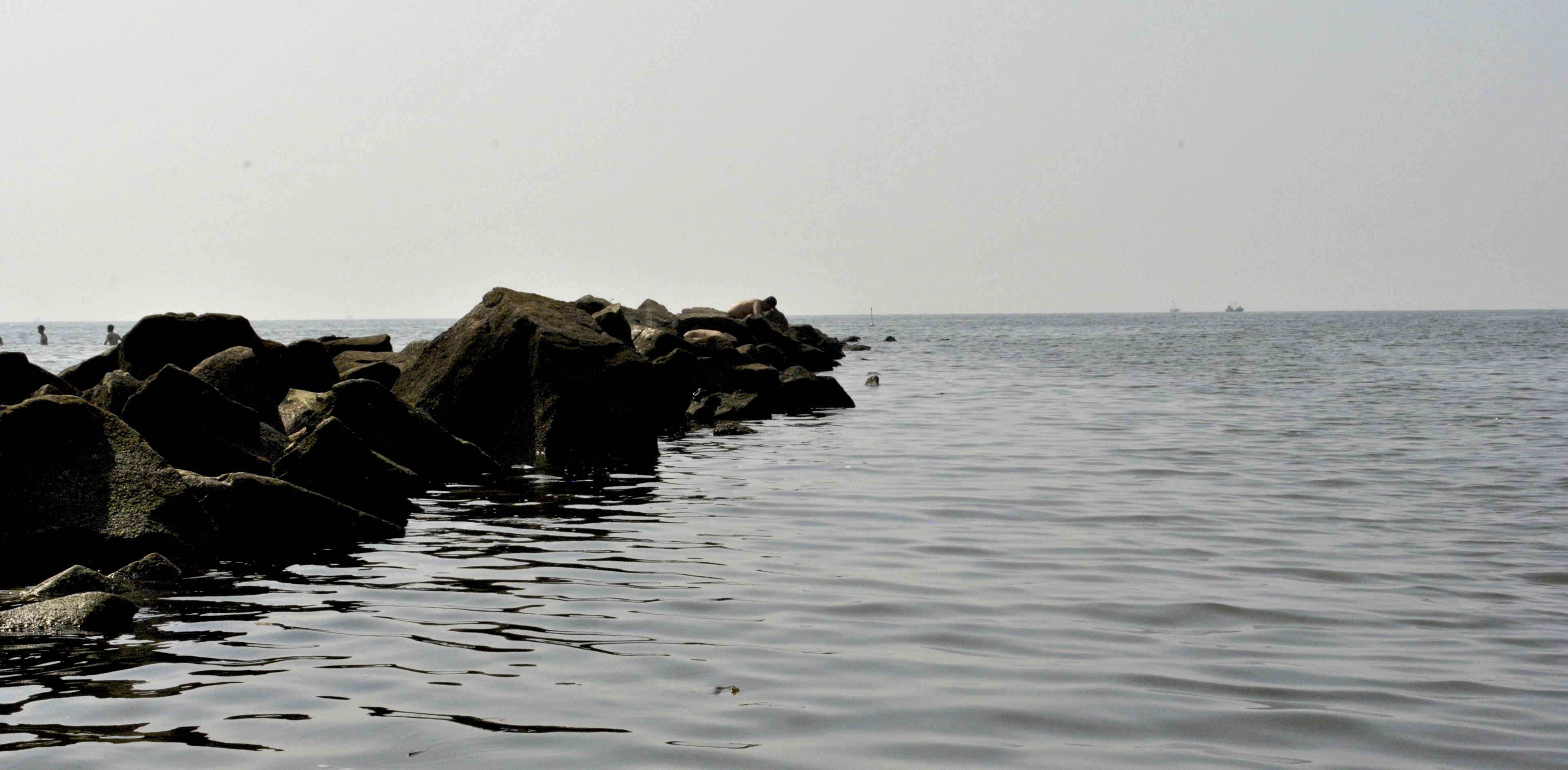 无穷尽的时光尘烟里，东戴河的厚重荣辱终将一笔勾销