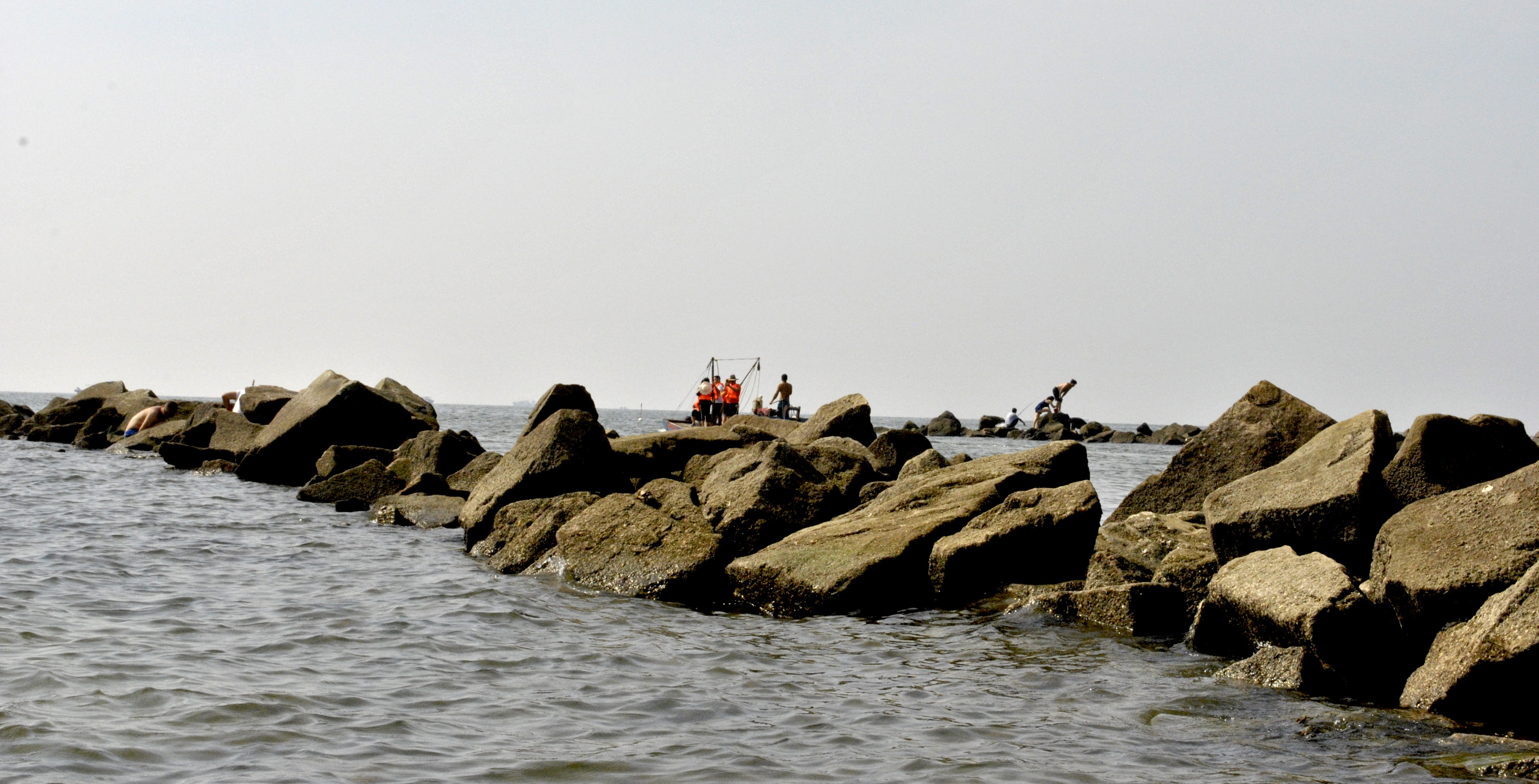 无穷尽的时光尘烟里，东戴河的厚重荣辱终将一笔勾销