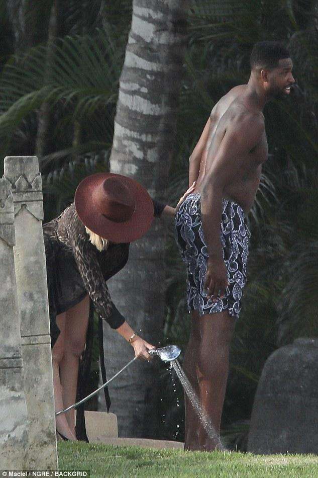 科勒卡戴珊汤普森一起健身,科勒卡戴珊与汤普森亲吻