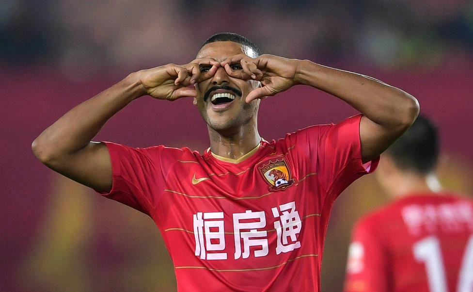 热刺阿里这个眼镜侠庆祝姿势和恒大阿兰的相比哪个更难一点?