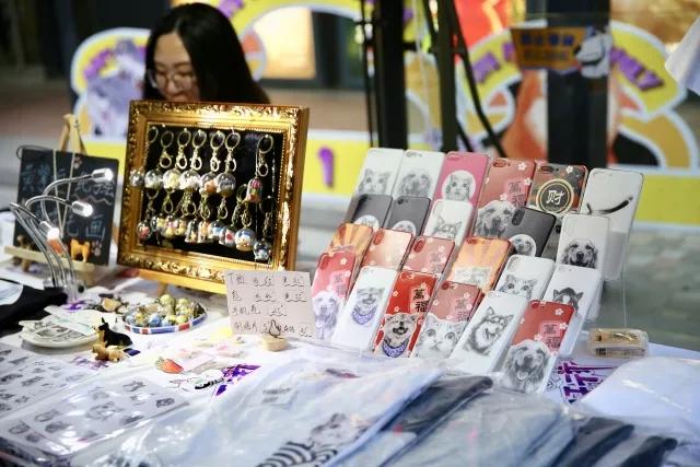 哏宠夜市来袭！带上狗狗来逛市集，还能参加萌宠课堂