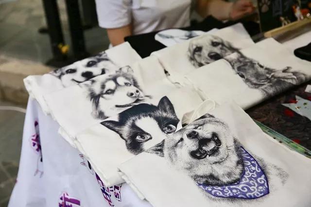 哏宠夜市来袭！带上狗狗来逛市集，还能参加萌宠课堂