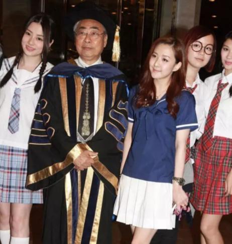 81岁娱乐大亨再玩“爷孙恋”，20岁美貌女友，甘当人肉拐杖