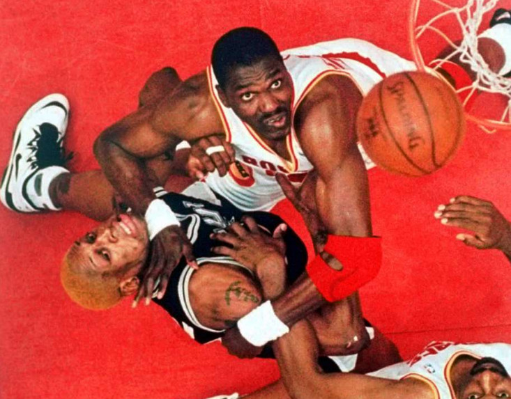 盘点乔丹生涯五次夺冠传奇故事,乔丹夺冠靠队友