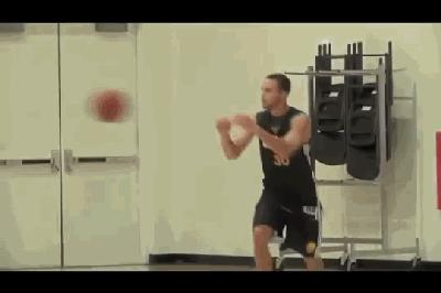 正确的投篮姿势和标准的投篮姿势,投篮姿势单手投篮费力