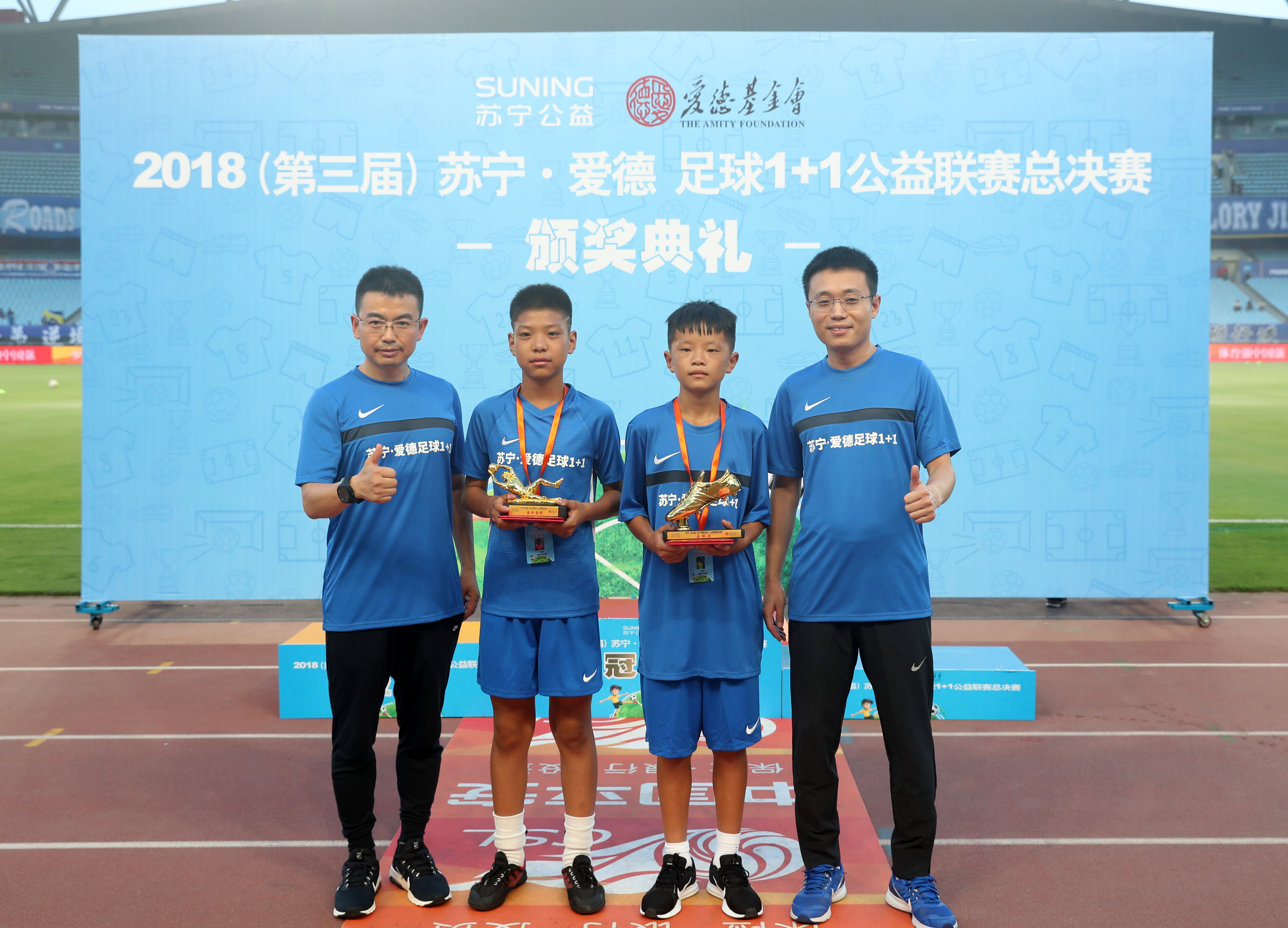 足球少年绿茵场上挥汗追梦,驰骋绿茵球场圆中国足球梦