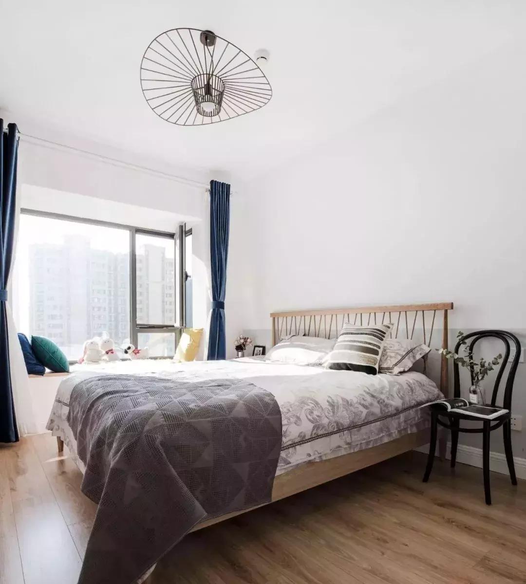 卧室太小放不了床头柜,卧室太小放不下两个床头柜怎么办