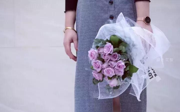 不同颜色玫瑰代表的花语,情人节送自己的玫瑰花语