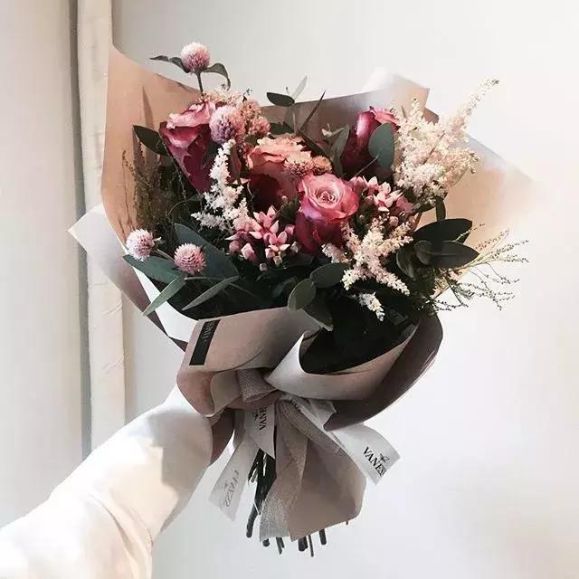 不同颜色玫瑰代表的花语,情人节送自己的玫瑰花语