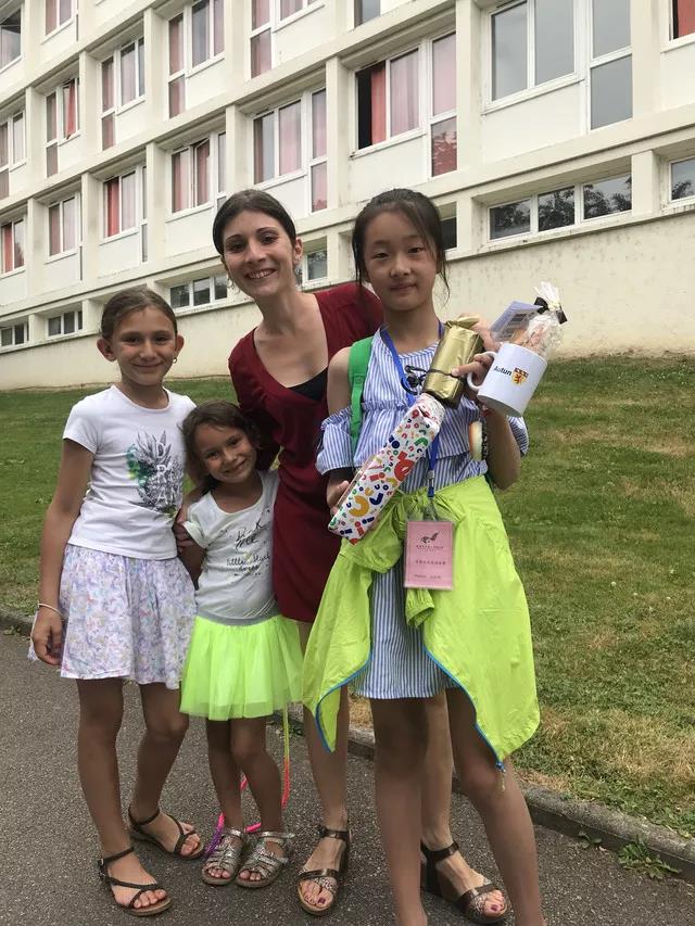 红遍整个欧坦市的草小西区学子，了解一下