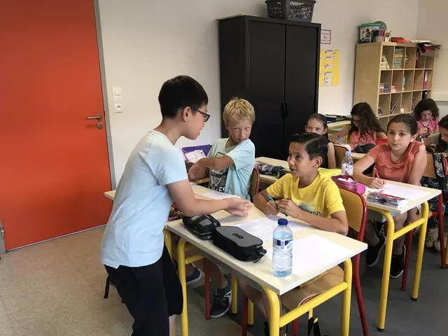 红遍整个欧坦市的草小西区学子，了解一下