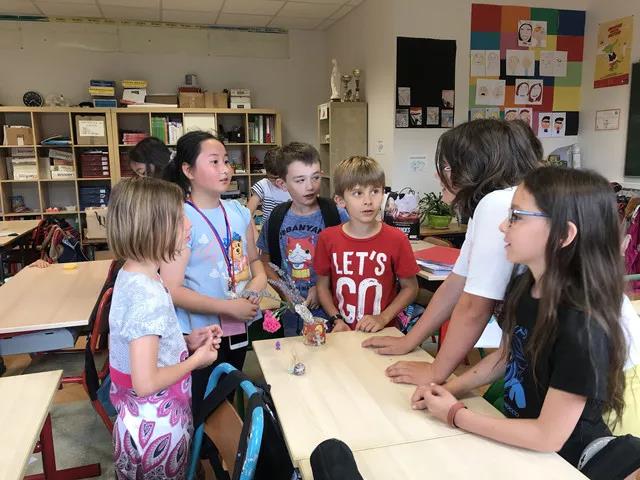 红遍整个欧坦市的草小西区学子，了解一下