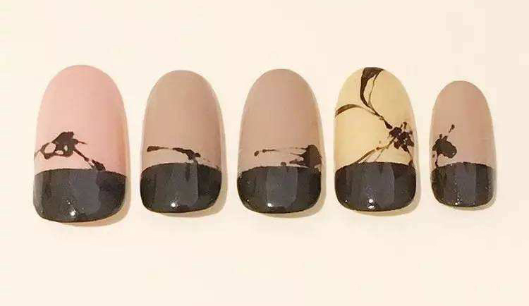 想要闪闪发光的美甲,美甲简单款式显白巧克力色